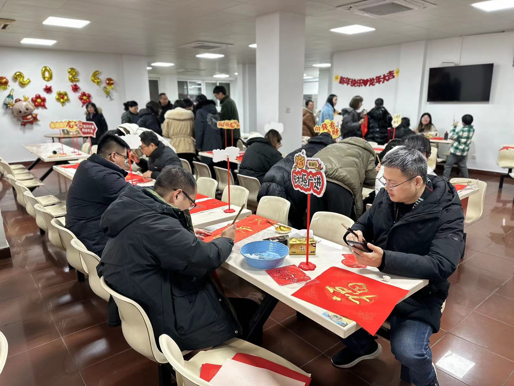 “迎春接福，共慶佳節(jié)”包餃子、寫(xiě)春聯(lián)活動(dòng)1 (25).jpg